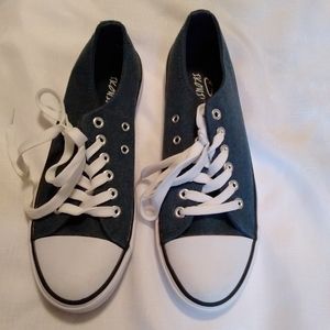 Ikonik Low Top Sneakers
